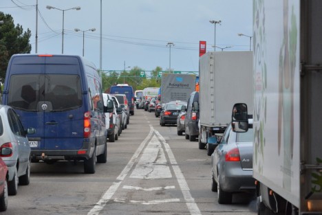 Patronatele cer Poliţiei de Frontieră scurtarea timpilor de aşteptare la graniţă